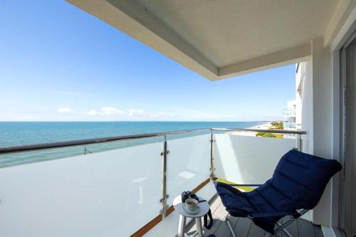 East Wittering Apartment | High-End Beachfront Getaway Sea View King Bed