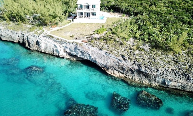 Governor's Harbour House | High-End Home- Top location-Large Pool, Generator, Snorkel-Cliff Jump-Kayak-SUP