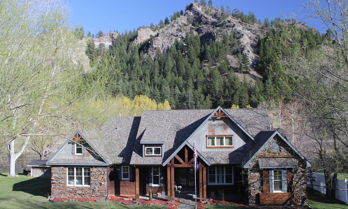 Cascade Cabin | High End Lodging for Medium to Large Groups in the Canyon of the Missouri River!