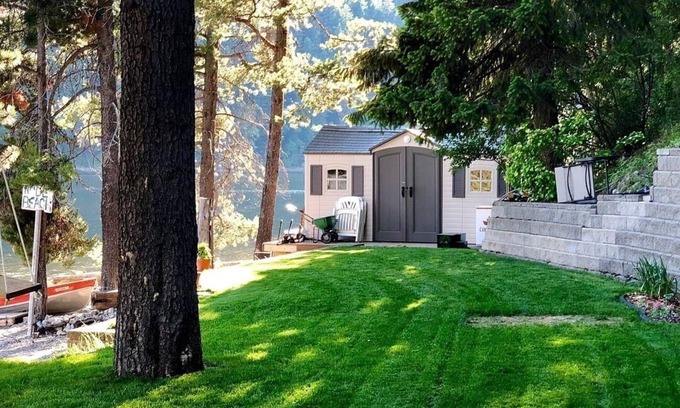 East Kootenay House | High-end three-level 3,000 sq ft home boasts 150 ft of private beachfront.