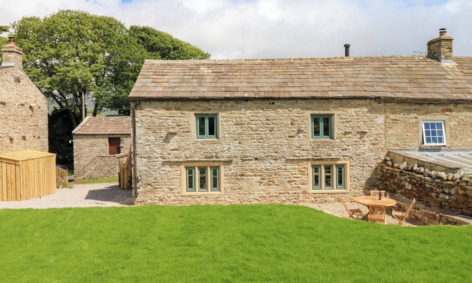 Worton Cottage | HIGH MEADOW BARN, pet friendly, with a garden in Bainbridge