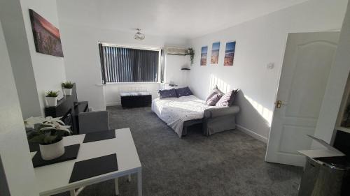 Lee-on-the-Solent Apartment | High St , 2 bed slp 6 Seaside flat