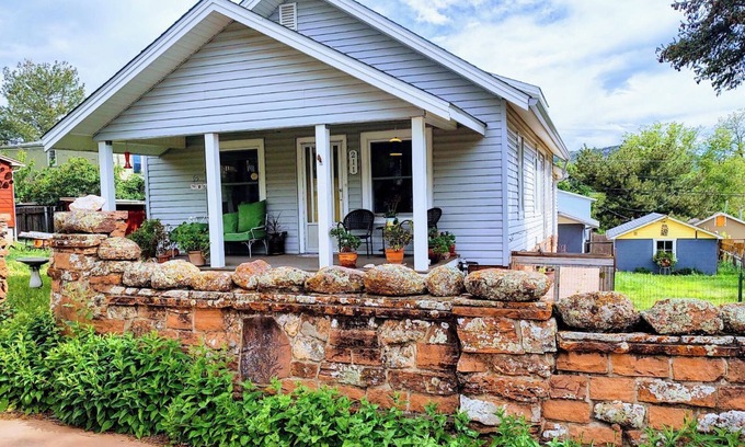 Lyons House | High St. Bungalow; 30 Day+ Lyons Gem! Mt Views, Location, Music, Dog Friendly