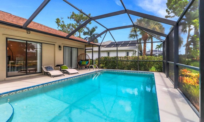 Central Naples House | High Tide - 3 Br Sleeps 6 - Private Pool - Games