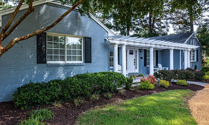Irvington House | HIGH TIDE: Spacious Comfort Next to Tides Inn