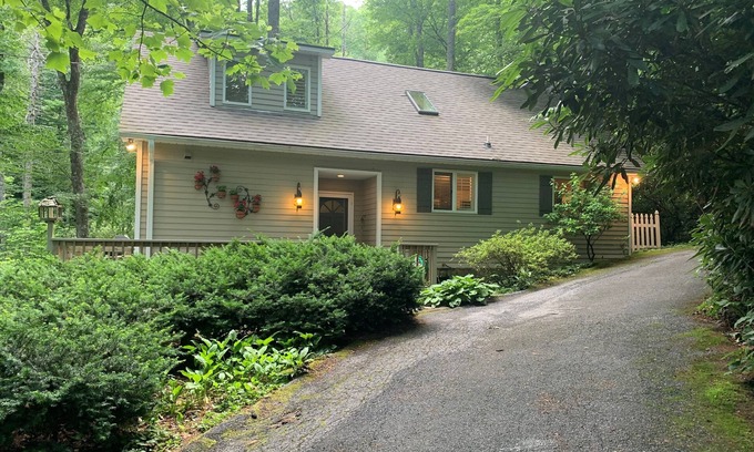 Highlands House | Highlands Stoney Creek Cottage 2 bed/2 bath, 1.5 miles to Town