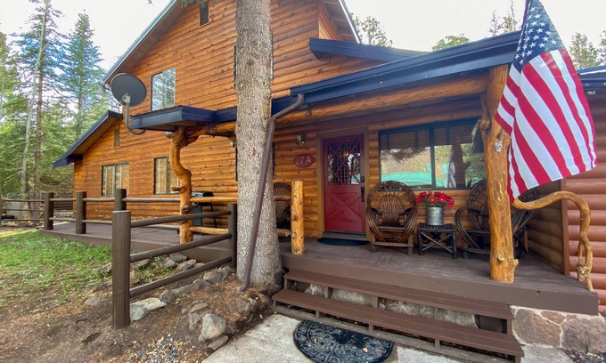 Greer Cabin | Highly rated Greer River’s Edge Sleeps 8- Starlink WiFi- Fireplace - Loft