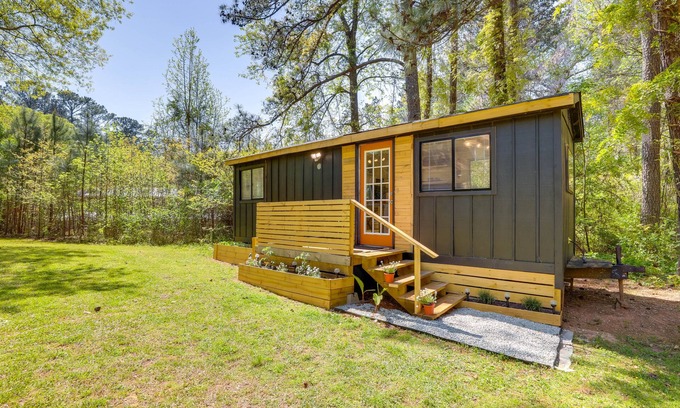 Lithonia Cabin | Hike On-Site: Georgia Tiny Home on Farm Retreat