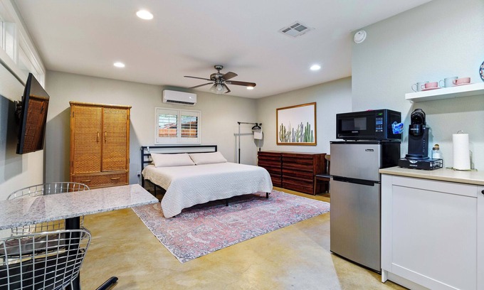 Austin Apartment | Hill Country studio: 1 mi to lake, 20 min to DT Austin