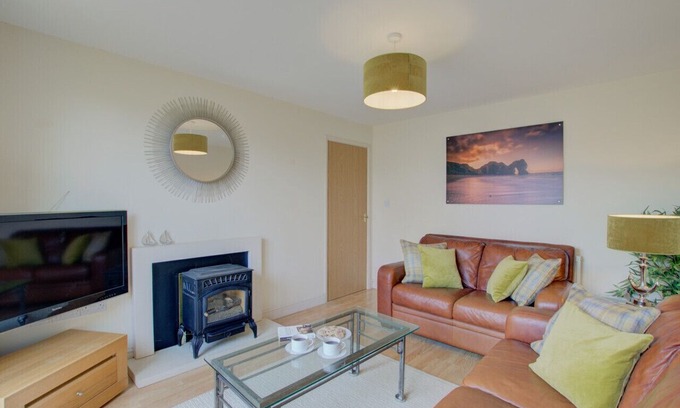 Swanage House | Hill Crest - Three Bedroom House, Sleeps 4