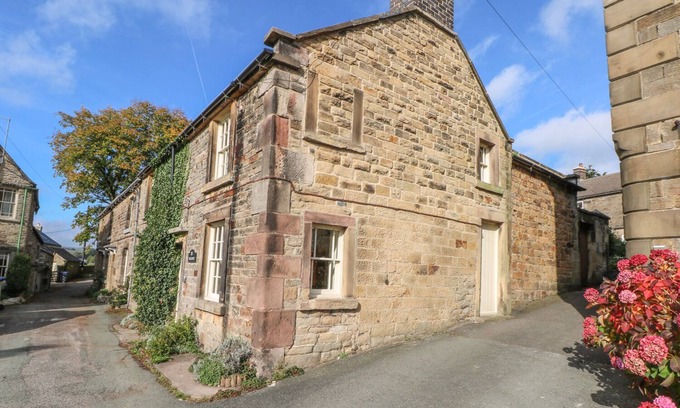 Longnor Cottage | HILLCREST, family friendly, character holiday cottage in Longnor