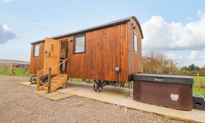 Preston Cottage | HILLCREST SHEPHERDS HUT, romantic, with hot tub in Chipping
