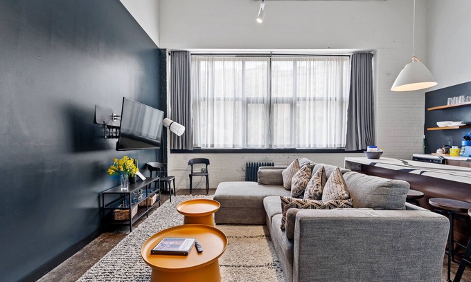 North Oakland Apartment | Hillman Cancer Center/Children Hospitals Sleeps 6