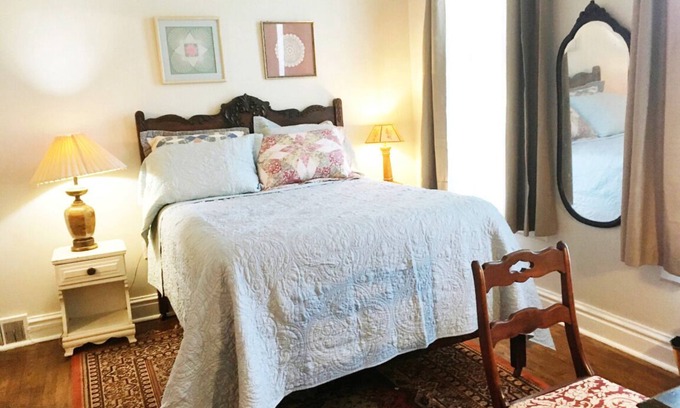 Hillsdale House | Hillsdale Victorian Studio w kitchenette Wifi TV , Queen Bed and Twin Bed