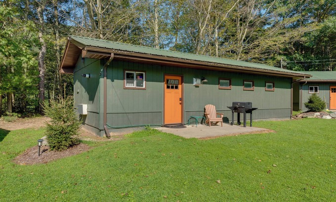 Hillsgrove Cabin | Hillsgrove Creekside Cabin: Close to Hiking