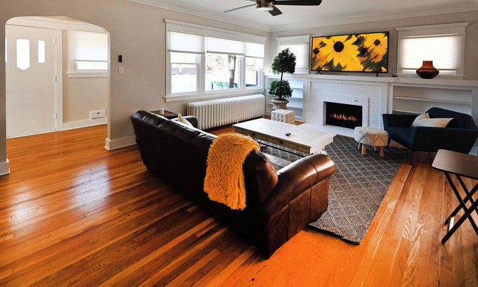 Hilltop House | HILLTOP 4 BEDROOM 2 BATH SINGLF FAMILY HOME IN CHERRY CREEK! SLEEPS 8