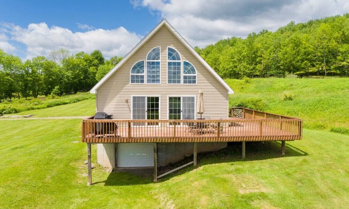 Walton House | Hilltop Country Home with Panoramic Views – Peaceful and Private Retreat