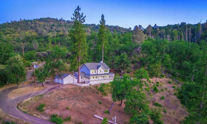 Midpines House | Hilltop Hideaway-Stunning VIEW-ONLY25mi to Yosemite! Hot Tub, Pool Table, PS4&VR