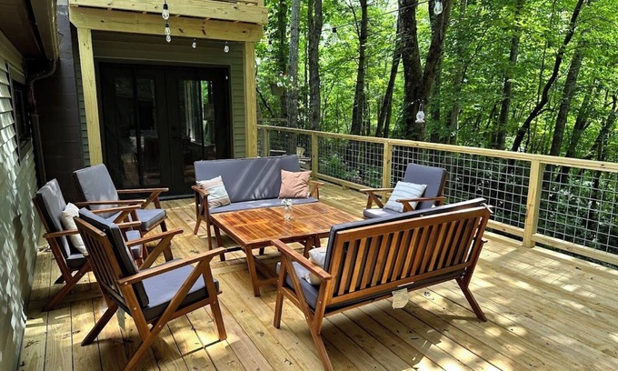 Hendersonville Cabin | Hilltop Hideaway Among the Trees, close access to Brevard and Hendersonville