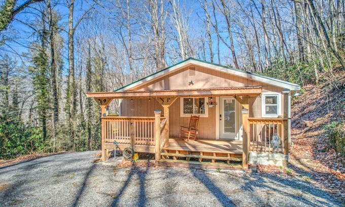 Maggie Valley House | Hilltop Hideaway in the Mountains