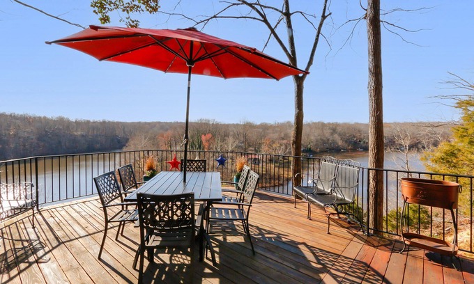 Manassas House | Hilltop Lakefront Historical Home w/SPECTACULAR VIEW 40 min from Washington DC!
