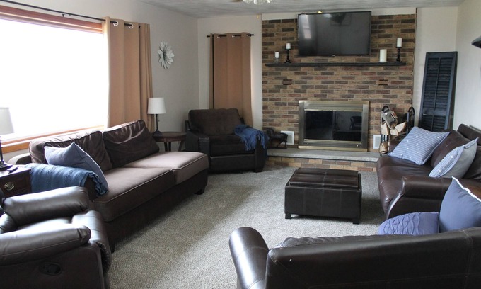 Rome House | Hilltop Million $ View! Fireplace, Hot Tub, Pool Table, Clean, Cozy, Full Equip