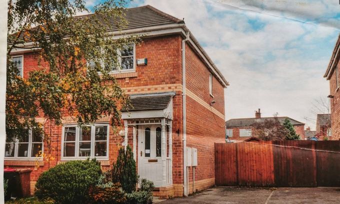 Pendlebury House | Hinchley Haven - Manchester Retreat🌟