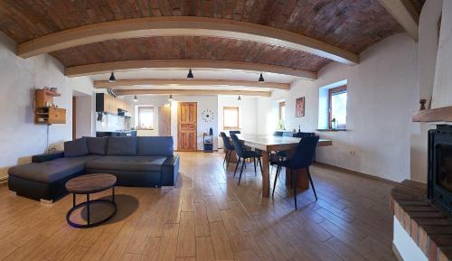 Lukovica House | Hisa na Zlatem polju