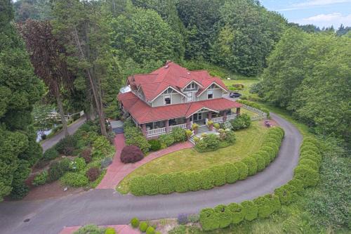 Kent House | Historic Auburn House on 37 Acres with Private Lake!