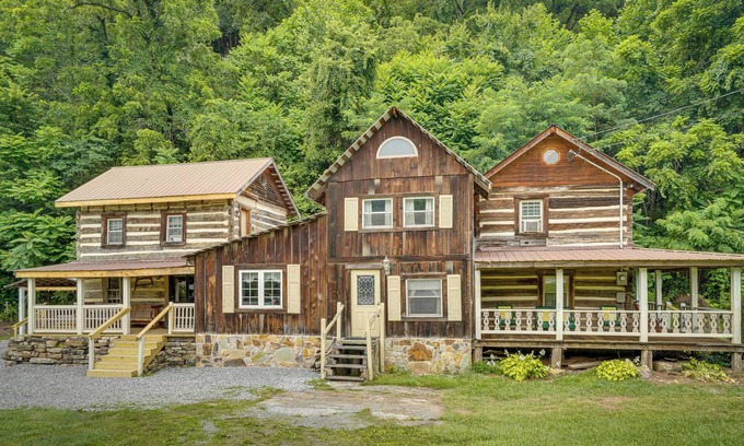 Seneca Rocks Cabin | Historic Cabin Retreat ~ 2 Mi to Seneca Rocks!