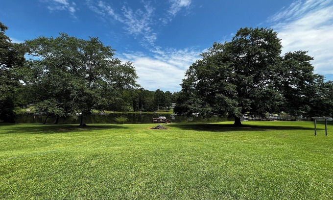 Chapin House | Historic Charm on the Lake Stay by a 475 Year-Old Oak with Private Dock BoatRamp