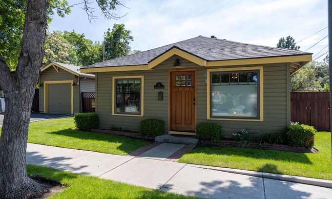 Old Bend Cottage | Historic Downtown Location │Heart of Bend │Walk Everywhere │Hot Tub │High Demand