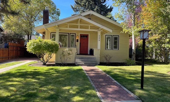River Terrace Cottage | Historic Downtown │Walk Everywhere │Private Hot Tub │One Block to River