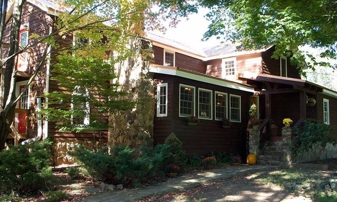 Spring Creek House | Historic Farmhouse and horsefarm with trail riding and a pond.