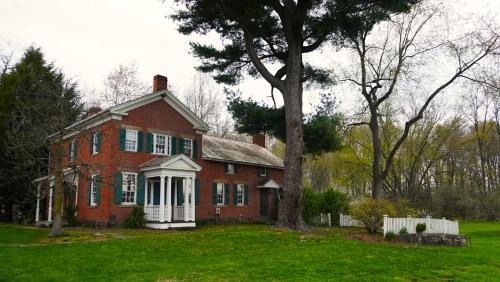 Dundee House | Historic Farmhouse with Gardens