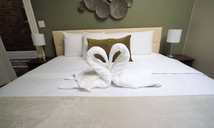 South Side Flats Apartment | *Historic Gem* Heart of Southside-Sleeps 10