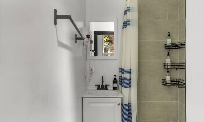 Penn-Knox Apartment | Historic Germantown Getaway | Stylish 2BR + Parking