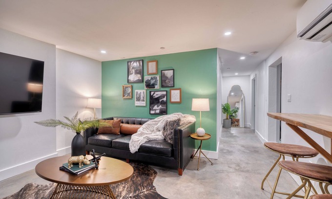 Alphabet Historic District Apartment | Historic Nob Hill 2BR | Prime Walkable Spot