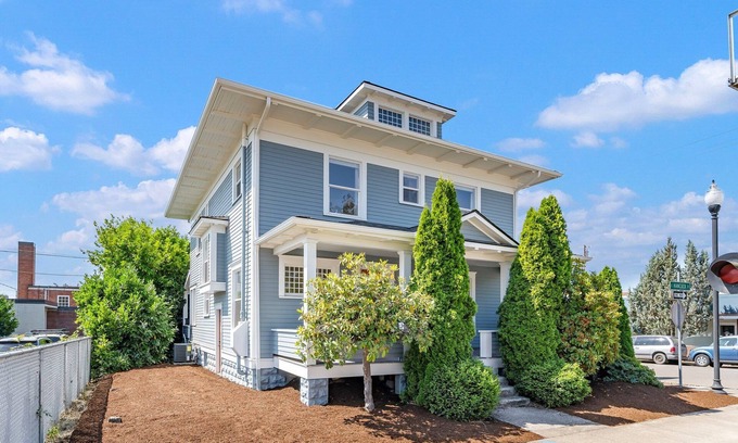 Newberg House | Historic, Restored Home - Downtown Newberg
