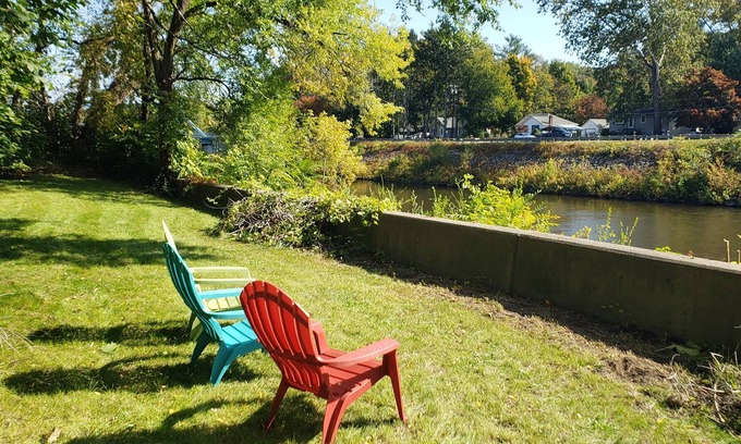 Rosendale House | Historic single family house on river front.