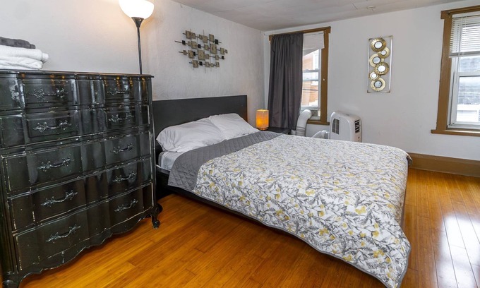 Bloomfield Apartment | Historic Studio - Nestled in Little Italy