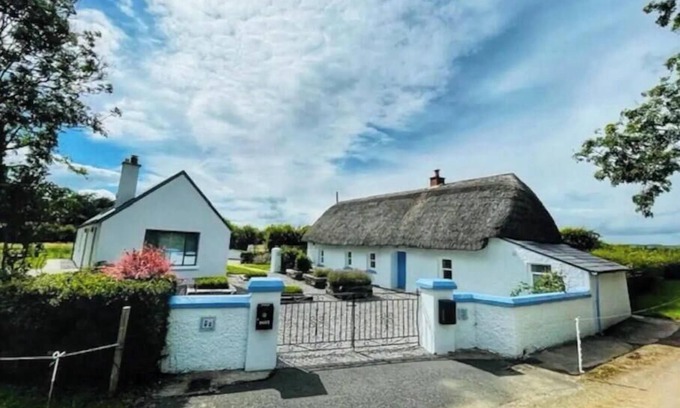 Tullaroan Cottage | Historic Thatched Cottage Getaway in Kilkenny