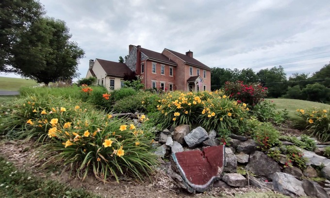 Dauberville Cottage | Historical Plum Creek Place - Charming spring house Suite - near Reading PA