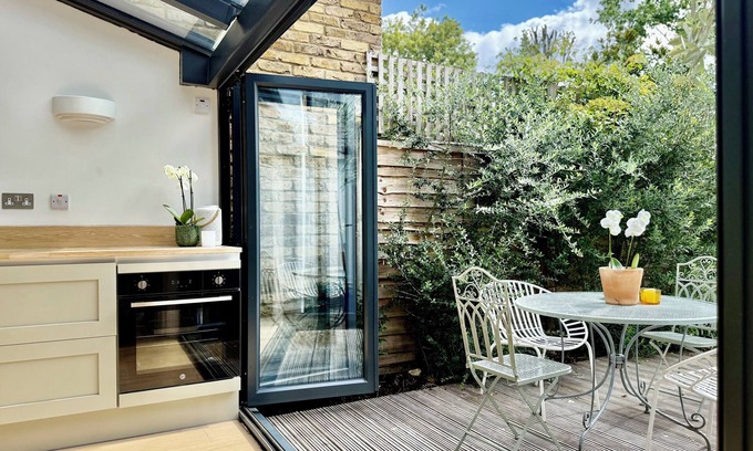 North Richmond Apartment | Historical Richmond Property 3Bd/2bthm w Garden/Parking (child/pet friendly!)