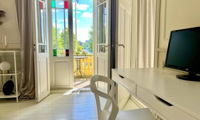 Huvudsta Apartment | Historisk Lägenhet Nära Stan vid Vattnet