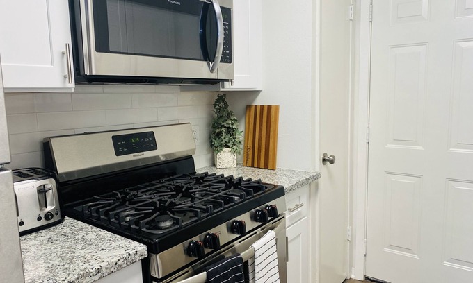 Pasadena House | Hobby Airport and very affordable your Home Away from Home