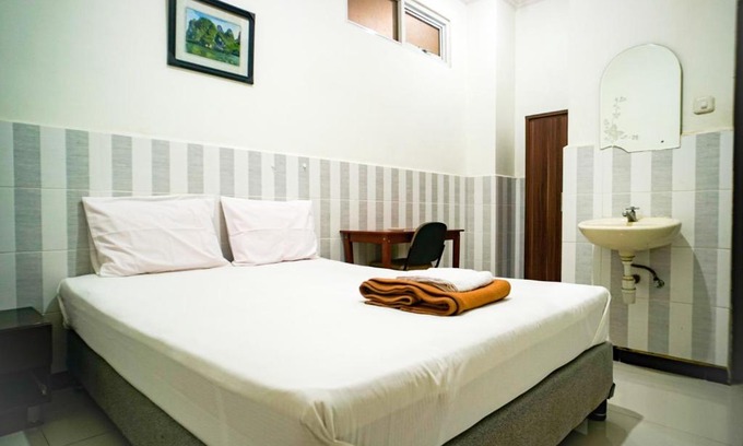 Gubeng Hotel | Hoki Homestay Mitra RedDoorz near Rumah Sakit Dr Soetomo Surabaya