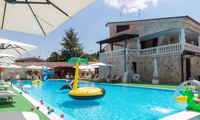 Cassano delle Murge House | Holiday Home "In Villa sulla Murgia Quattro" with Pool, Garden & Wi-Fi