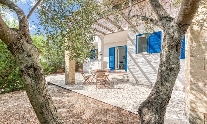Marina di Novaglie House | Holiday Home L'Ulivo di Novaglie with Terrace and Air Conditioning, Pet-Friendly