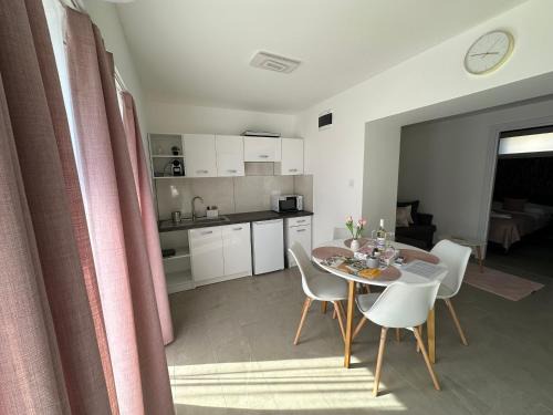 Mako Apartment | Holdfény apartman